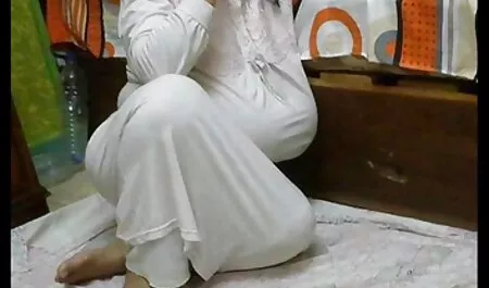 एना ने फुल सेक्सी हिंदी मूवी कैमरे पर अपनी चूत को सहलाया