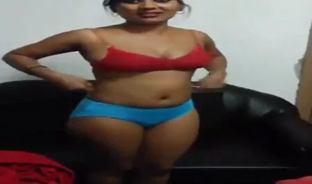 एक छोटी सी अधिक वजन वाली रेड इंडियन जापानी लड़की, उसके सामने एक वेब कैमरा सेट करती है, बड़े उत्साह के साथ देखती है क्योंकि वह अपना फीता हिंदी सेक्सी मूवी पिक्चर पारदर्शी बॉडीसूट उतारती है और चंचलतापूर्वक गुलाबी डिल्डो पर उसके गले में फंदा डालती है