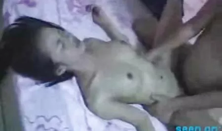 श्यामला उसके छेद में दो लंड से जोर सेक्सी हिंदी मूवी फिल्म से कराहती है
